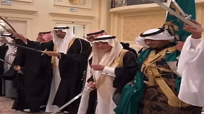 شاهد.. احتفال أبناء وأحفاد الملك فيصل بزواج الأمير محمد بن عبدالرحمن