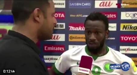 بالفيديو.. رجل أمن بالمسجد النبوي يساعد معتمر مبتور اليدين على الشرب