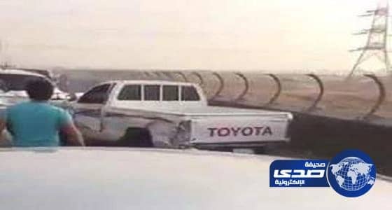 بالفيديو.. مواطنون يجرون متهورًا من نافذة سيارته بعد صدمه سياراتهم على الجسر المعلق بالرياض