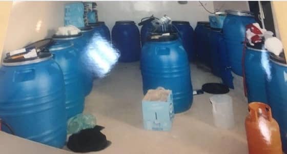 شرطة المدينة تطيح بـ4 أفارقة حولوا منزلهم إلى مصنع للمسكر