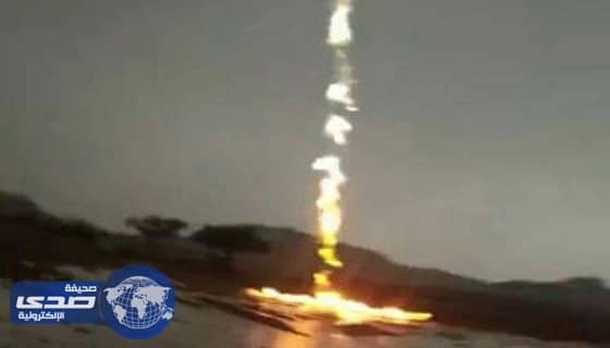 بالفيديو .. صاعقة رعدية كادت تصرع مواطن في حائل