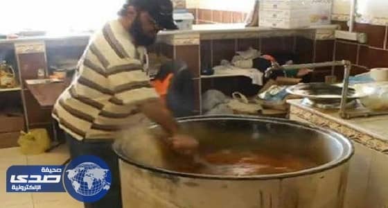 بالفيديو.. مواطن يترك وظيفته الحكومية ليعمل طباخ كبسة بسكاكا