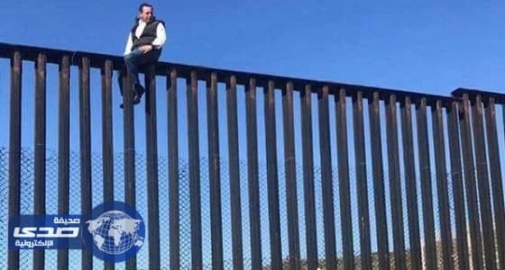 بالفيديو .. نائب مكسيكي يوجه رسالة لترامب من فوق السياج الحدودي