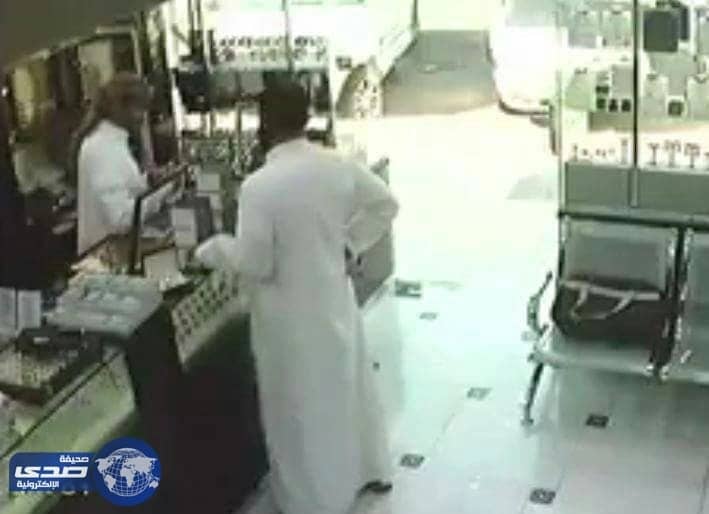 بالفيديو .. لص يغافل بائعا ويسرق جوالا من محل تجاري في جدة