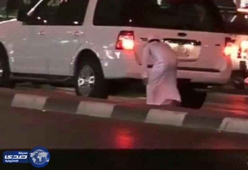 بالفيديو .. مواطن يواجه متسول كشف حيلته البارعة في إستعطاف قلوب المارة