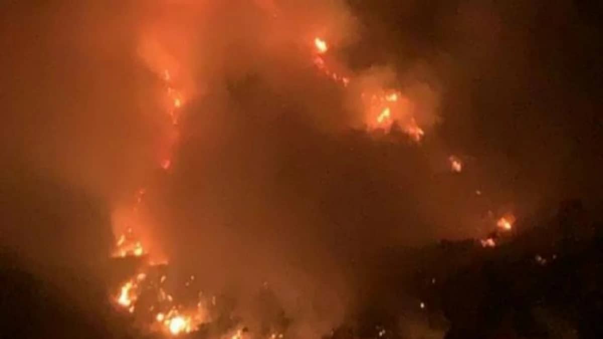 حريق ضخم في عسير يُثير ذعر الأهالي 