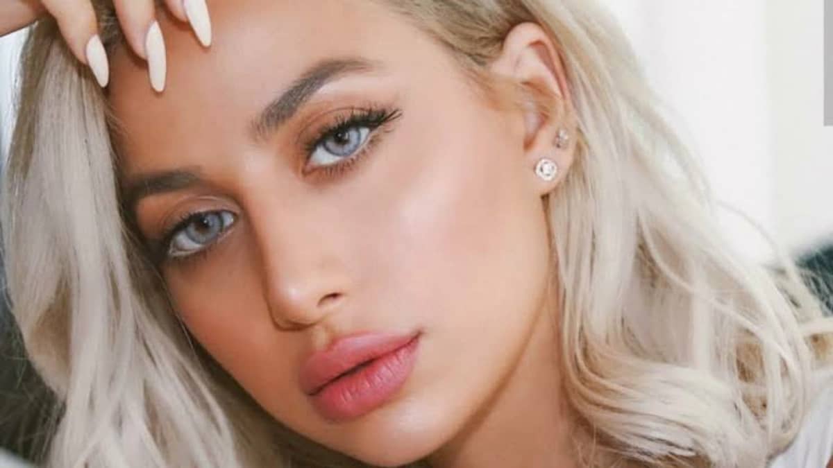 مودل روز تصدم جمهورها بدون مكياج في أحدث ظهور لها 