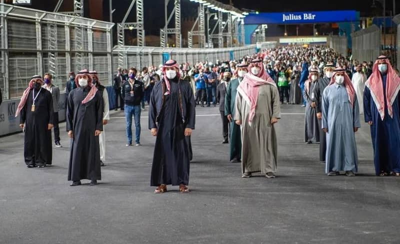 شاهد.. لحظة وصول ولي العهد لمقر حلبة الدرعية 