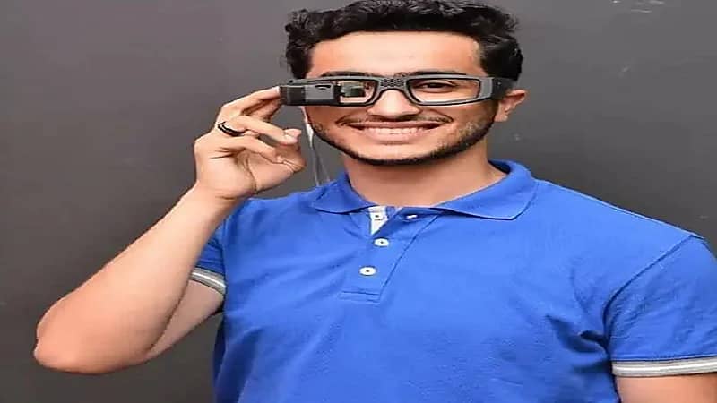 شاب يخترع نظارة تحوّل الصوت للغة إشارة للصم والبكم