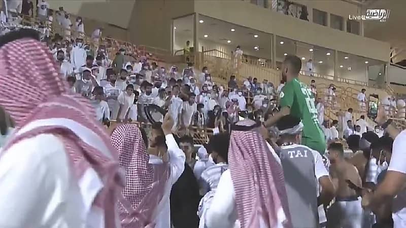 شاهد.. احتفالات جماهير الطائي واللاعبين بمناسبة الصعود لدوري المحترفين