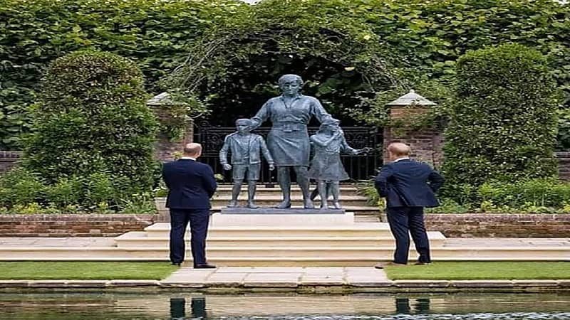 بالصور .. وليام وهاري يزيحان الستار عن تمثال لوالدتهما "ديانا"