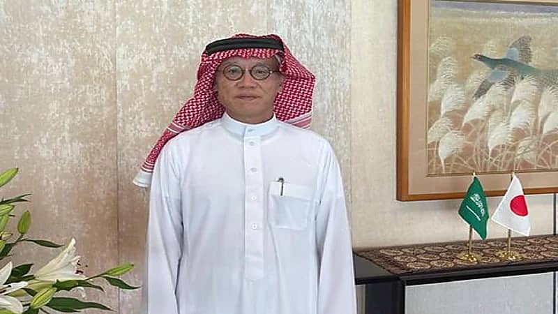 السفير الياباني يتباهى بالزي السعودي: أخيرًا حصلت على شماغ