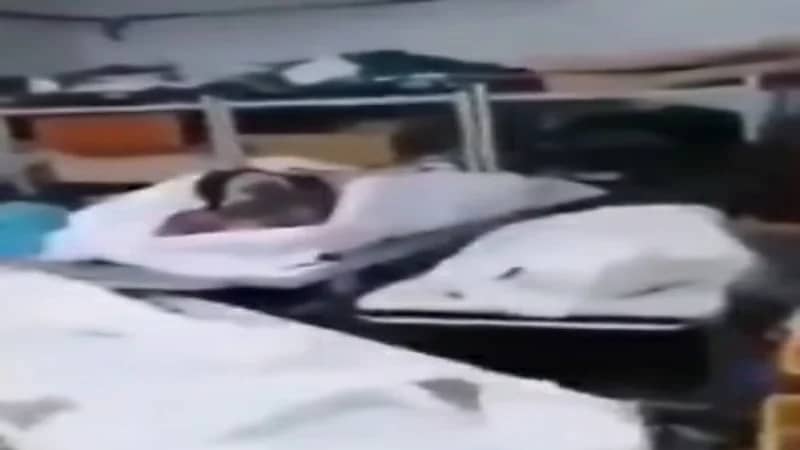شاهد.. وضع جثامين موتى كورونا بجانب صناديق القمامة في مستشفى شهير بتونس يشعل الغضب