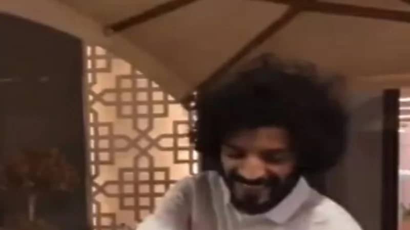 شاهد.. معجبات يقابلن يعقوب الفرحان في مجمع يووك بالرياض 