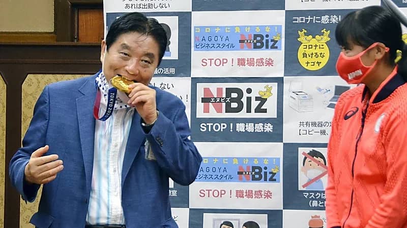 ‭ ‬بالفيديو.. لاعبة يابانية تستبدال ميدالياتها الأولمبية بعدما وضعها رئيس بلدية بفمه