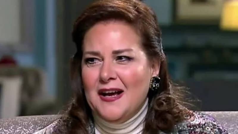 خبيرة تجميل شهيرة تبدع في تقليد شخصية الراحلة دلال عبدالعزيز "فيديو" 