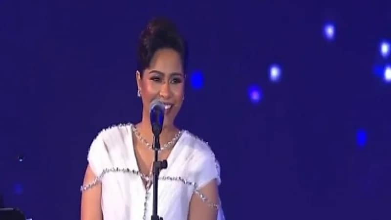 شيرين عبدالوهاب لأحد جمهورها في الحفل الغنائي بجدة:"وحياة أمي لوريك لما خلص"
