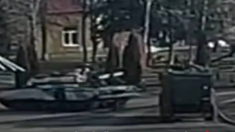 شاهد.. لحظة سقوط جندي روسي من على دبابة