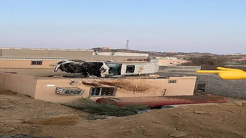 شاهد.. حادث غريب ينتهي باستقرار مركبة فوق سطح منزل في جازان