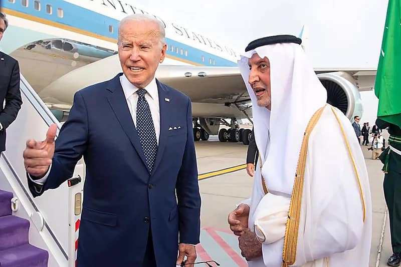 بالفيديو .. الرئيس الأمريكي جو بايدن يصل إلى جدة وأمير مكة في مقدمة مستقبليه