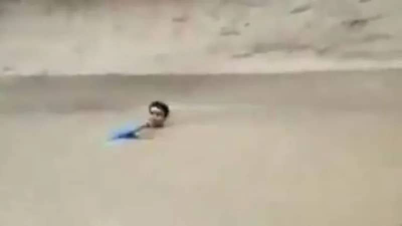 شاهد.. مذيع باكستاني يغطي خبر السيول "من قلب الحدث"