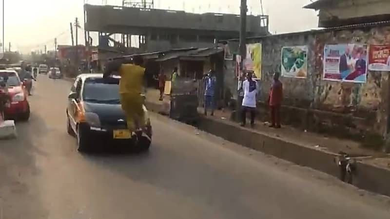 شاهد.. شاب يحاول القفز فوق سيارة تسير بسرعة وسط أحد الشوارع