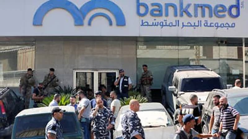 ضابط يقتحم مصرف في لبنان رفقة أمه للمطالبة بوديعته