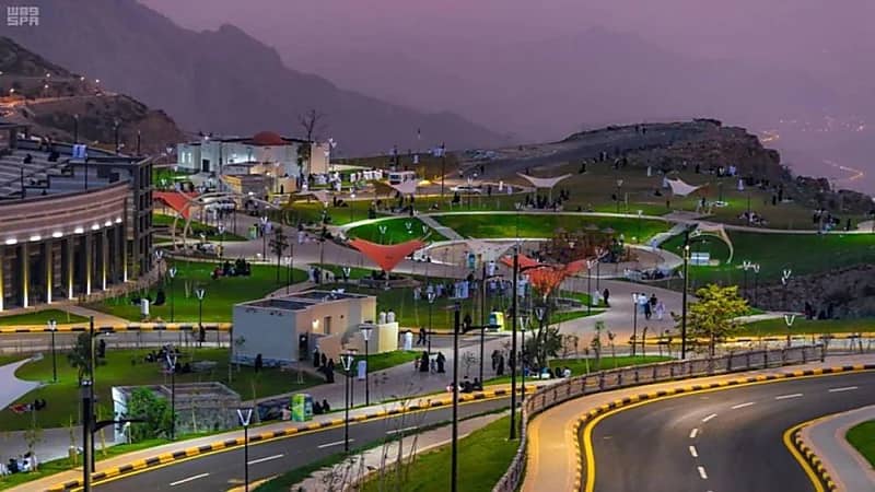 إصابة 10 طالبات إثر انقلاب حافلة في الباحة