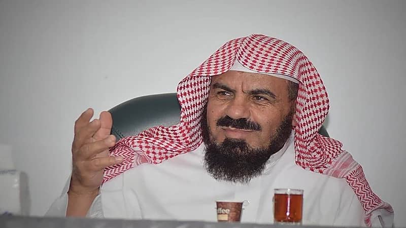 بالفيديو .. رئيس الطائي يدخل في نوبة ضحك بعد سؤال غريب طرحه "العجمة"