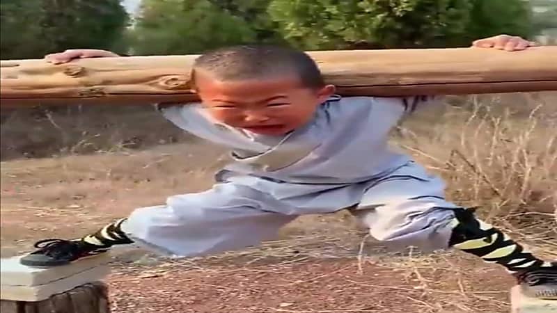 شاهد.. أب يعذب طفله بمزاعم تدريبه على رياضة القتال