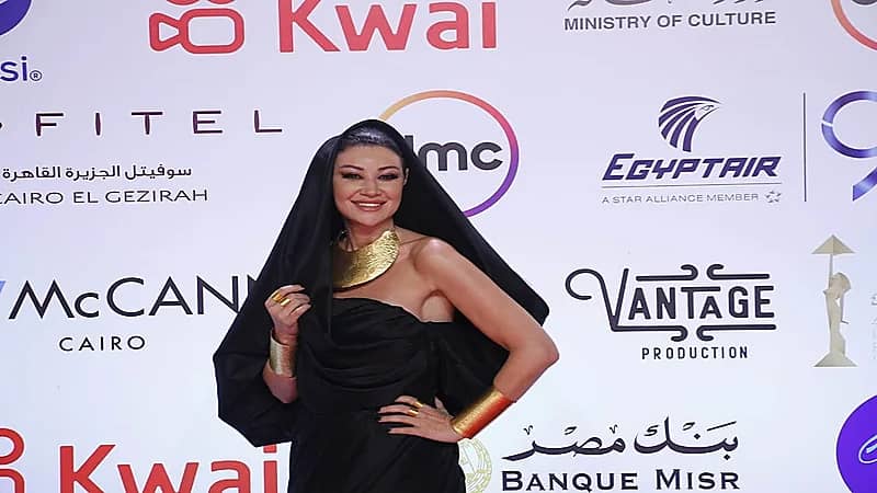 شاهد.. أروى جودة تتألق على السجادة الحمراء بـ "الملاية اللف"