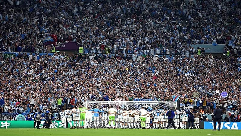 شاهد.. فرحة واحتفال لاعبي ‎الأرجنتين مع الجماهير بعد التأهل لنهائي ‎المونديال