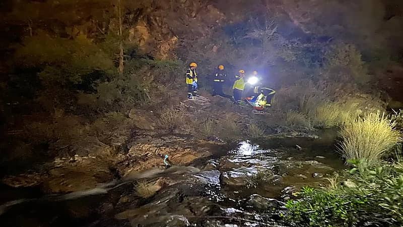 إنقاذ مواطنة سقطت من منحدر جبلي