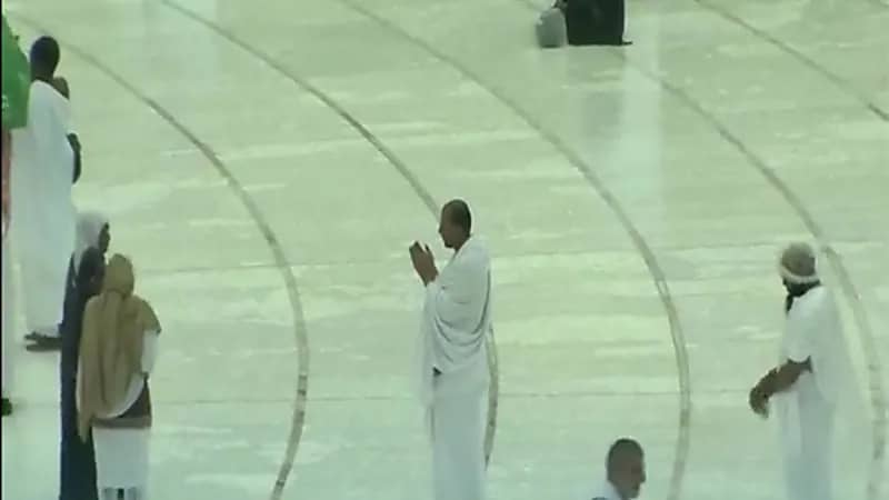 شاهد.. المعتمرون يطلبون الرحمة والمغفرة تحت زخات المطر في المسجد الحرام