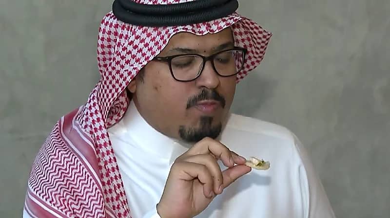 بالفيديو.. شاب يروي تجربته في العمل كـ "مقيم طعام" منذ 10 أعوام