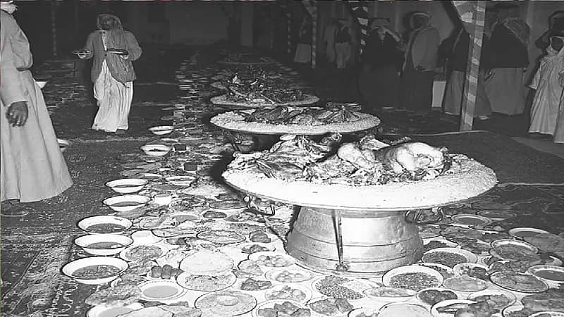 صورة نادرة لمائدة ملكية على شرف الملك عبدالعزيز