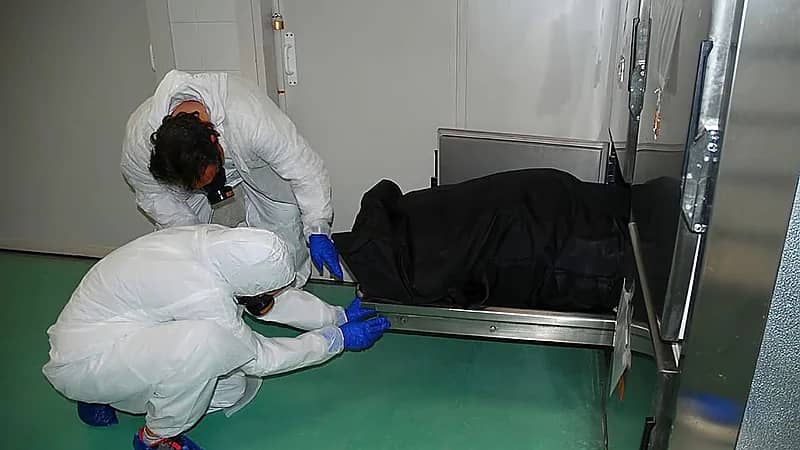 دار مسنين تضع مسنة على قيد الحياة داخل حقيبة الموتى