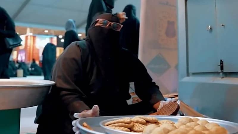 شاهد.. مواطنة تكشف عن تجربتها في صناعة الكليجا 