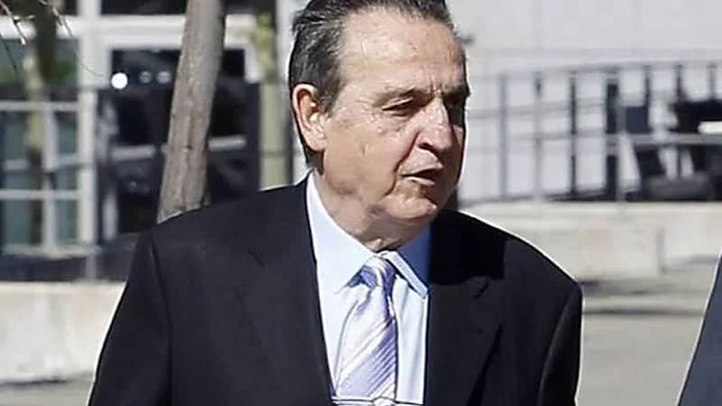 الحكم الذي تلقى أموالاً من برشلونة مصاب بالزهايمر