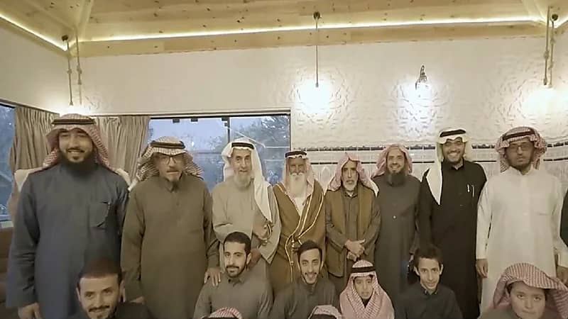 بالفيديو .. مواطن يقيم حفل وداع لمكفوله الأفغاني