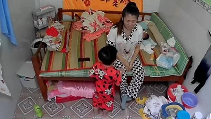 شاهد .. طفل بعمر 3 سنوات يواسي أمه ويمسح دموعها