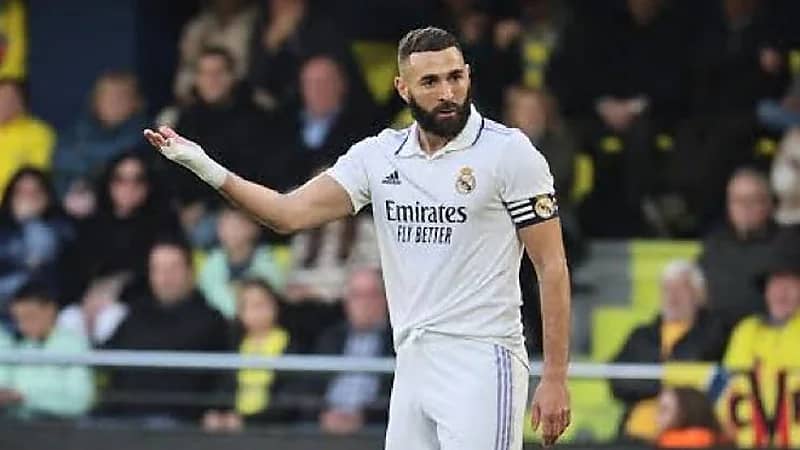 عرض سعودي يجعل بنزيما مترددا في التجديد مع ريال مدريد