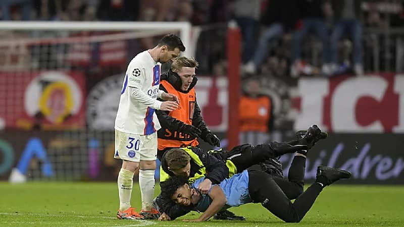 بالفيديو.. سقوط مروع لمشجع حاول التقاط صورة مع ميسي