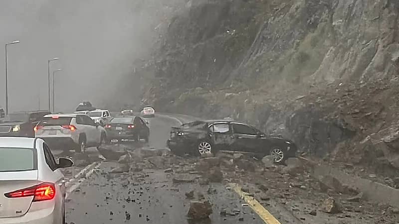 مرور عسير يحذر قائدي المركبات من الانهيارات الصخرية