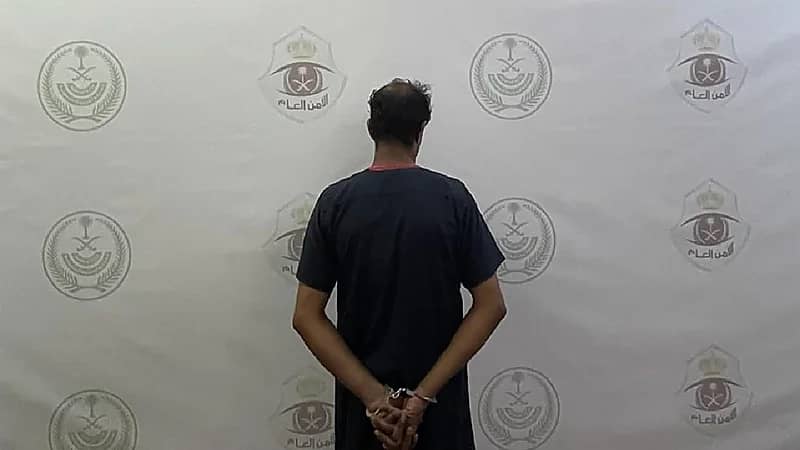 القبض على مواطن لنقله مخالفين بحوزتهم مواد مخدرة بالقنفذة