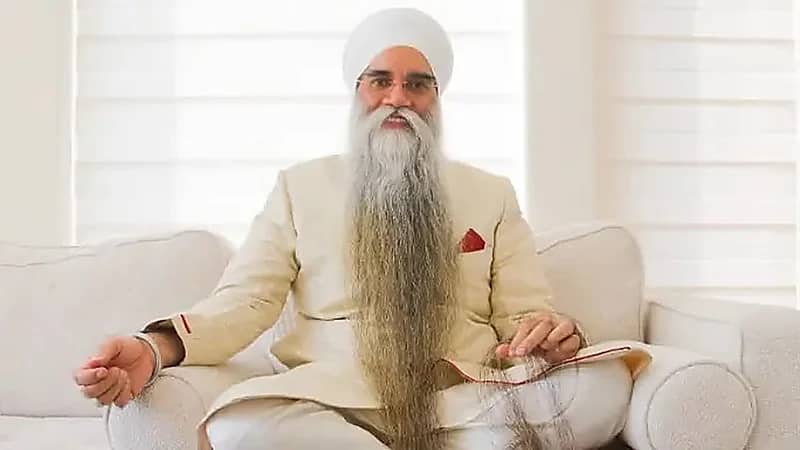 شاهد.. هندي يمتلك أطول لحية في العالم بطول 2.5 متر