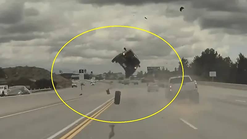 بالفيديو.. سيارة سيدة تطير في الهواء بعد دخول إطار تحتها