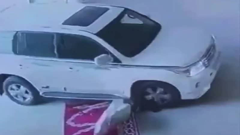 شاهد.. عامل ينجو من الموت بعدما دهسته سيارة