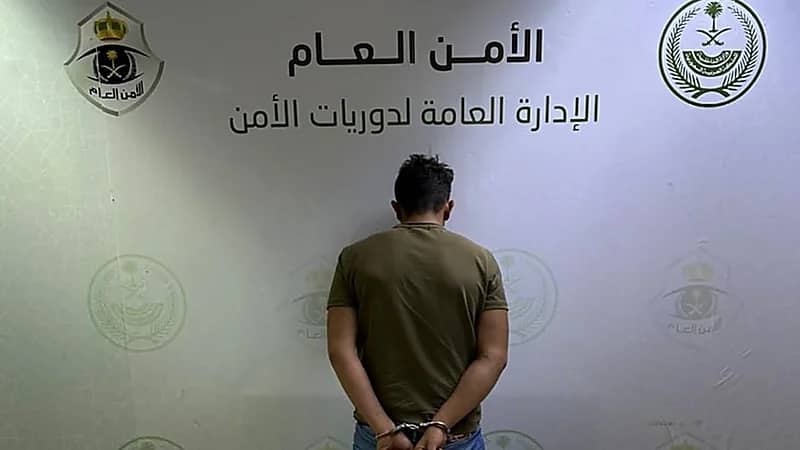 القبض على شخص لسرقته إطارات مركبة متوقفة بالرياض 