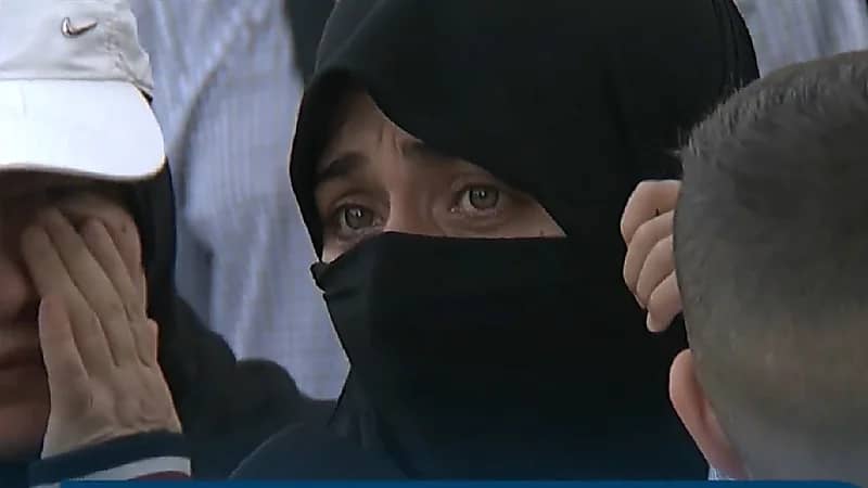 بالفيديو .. معتمرة تركية تذرف الدموع بعد الزلزال الذي دمر منزلهم: والله تعبنا